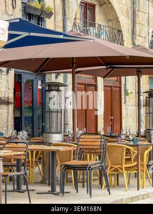 Terrasse im Freien im historischen Porto, Portugal Stockfoto
