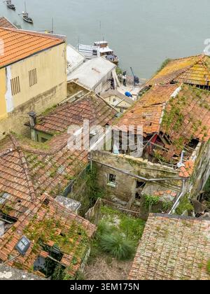 PORTO, PORTUGAL - 13.03.2026: Verwitterte Dächer am Fluss Douro in Porto, Portugal Stockfoto