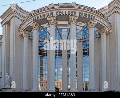 Die neoklassizistische Fassade des albanischen Kollegiums Durrës mit großen Säulen, Hauptdetails und einem geschwungenen Glaseingang in Albanien. Stockfoto