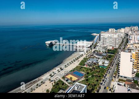 Ein erhöhter Blick aus der Vogelperspektive auf den Ventus Harbor Pier, Sandstrand, Promenadenparks und Küstenhochhäuser entlang der Adria in Durrës, Albanien. Stockfoto
