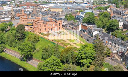 Inverness Schottland Frühsommer die Stadt das rote Sandsteinschloss auf einem Hügel und Geschäfte entlang der Castle Street Stockfoto
