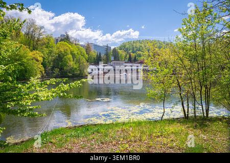Friedlicher Pavillon am Seeufer, umgeben von Waldbäumen an einem sonnigen Frühlingstag am Bear Lake in Sovata, Rumänien Stockfoto