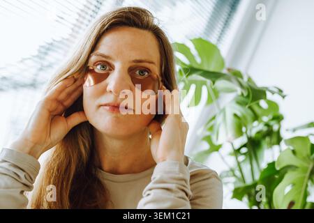 Frau mittleren Alters mit langen blonden Haaren und Flecken unter den Augen Stockfoto