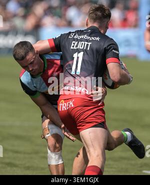 Cameron Anderson von Harlequins und Tobias Elliott von Saracens während des Gallagher PREM-Spiels zwischen Saracens und Harlequins im StoneX Stadium im Mai Stockfoto