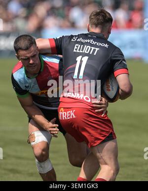 Cameron Anderson von Harlequins und Tobias Elliott von Saracens während des Gallagher PREM-Spiels zwischen Saracens und Harlequins im StoneX Stadium im Mai Stockfoto