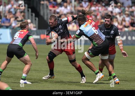 Chandler Cunningham-South of Harlequins kämpft gegen Tom Willis von Saracens während des Gallagher PREM-Spiels zwischen Saracens und Harlequins in StoneX Stadi Stockfoto