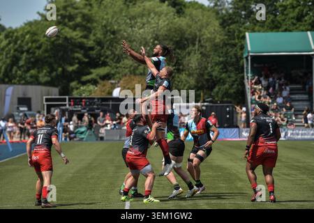 Nick Isiekwe von Saracens und Chandler Cunningham-South of Harlequins während des Gallagher PREM-Spiels zwischen Saracens und Harlequins im StoneX Stadium Stockfoto