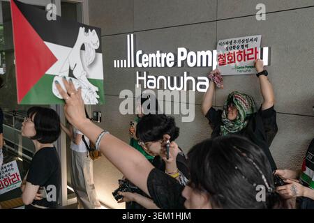 Seoul, Südkorea. Juni 2026. Die Demonstranten rufen während der Demonstration Slogans vor dem Centre Pompidou Hanwha. Am Eröffnungstag des Centre Pompidou Hanwha wurde eine Protestaktion durchgeführt, um die Hanwha Group dafür zu verurteilen, dass sie militärische Verteidigungseinnahmen für die Finanzierung des Kunstmuseums mit militärischen Verteidigungseinnahmen für den Kampf gegen Palästina verwendet. Quelle: SOPA Images Limited/Alamy Live News Stockfoto