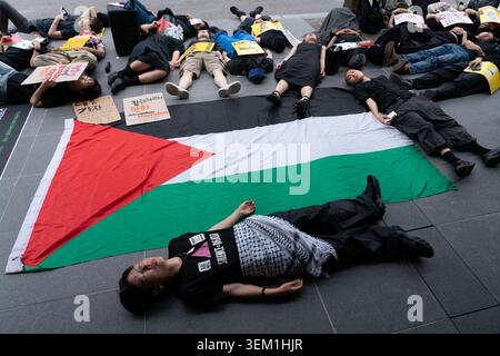 Seoul, Südkorea. Juni 2026. Demonstranten veranstalten während der Demonstration eine Aufführung vor dem Centre Pompidou Hanwha. Am Eröffnungstag des Centre Pompidou Hanwha wurde eine Protestaktion durchgeführt, um die Hanwha Group dafür zu verurteilen, dass sie militärische Verteidigungseinnahmen für die Finanzierung des Kunstmuseums mit militärischen Verteidigungseinnahmen für den Kampf gegen Palästina verwendet. Quelle: SOPA Images Limited/Alamy Live News Stockfoto