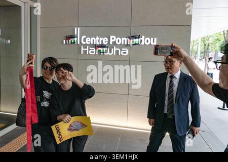 Seoul, Südkorea. Juni 2026. Demonstranten machen Fotos vor dem Schild Centre Pompidou Hanwha, das während der Demonstration mit palästinensischen Fahnen bedeckt ist. Am Eröffnungstag des Centre Pompidou Hanwha wurde eine Protestaktion durchgeführt, um die Hanwha Group dafür zu verurteilen, dass sie militärische Verteidigungseinnahmen für die Finanzierung des Kunstmuseums mit militärischen Verteidigungseinnahmen für den Kampf gegen Palästina verwendet. Quelle: SOPA Images Limited/Alamy Live News Stockfoto