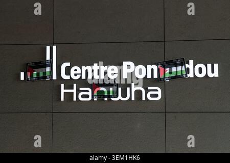 Seoul, Südkorea. Juni 2026. Das Schild Centre Pompidou Hanwha, das mit palästinensischen Flaggen bedeckt ist, ist während der Demonstration zu sehen. Am Eröffnungstag des Centre Pompidou Hanwha wurde eine Protestaktion durchgeführt, um die Hanwha Group dafür zu verurteilen, dass sie militärische Verteidigungseinnahmen für die Finanzierung des Kunstmuseums mit militärischen Verteidigungseinnahmen für den Kampf gegen Palästina verwendet. Quelle: SOPA Images Limited/Alamy Live News Stockfoto