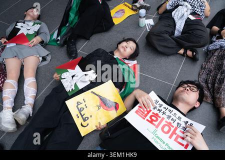 Seoul, Südkorea. Juni 2026. Demonstranten veranstalten während der Demonstration eine Aufführung vor dem Centre Pompidou Hanwha. Am Eröffnungstag des Centre Pompidou Hanwha wurde eine Protestaktion durchgeführt, um die Hanwha Group dafür zu verurteilen, dass sie militärische Verteidigungseinnahmen für die Finanzierung des Kunstmuseums mit militärischen Verteidigungseinnahmen für den Kampf gegen Palästina verwendet. Quelle: SOPA Images Limited/Alamy Live News Stockfoto