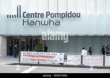 Seoul, Südkorea. Juni 2026. Allgemeine Ansicht des Centre Pompidou Hanwha während der Vorführung. Am Eröffnungstag des Centre Pompidou Hanwha wurde eine Protestaktion durchgeführt, um die Hanwha Group dafür zu verurteilen, dass sie militärische Verteidigungseinnahmen für die Finanzierung des Kunstmuseums mit militärischen Verteidigungseinnahmen für den Kampf gegen Palästina verwendet. Quelle: SOPA Images Limited/Alamy Live News Stockfoto