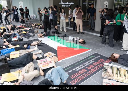 Seoul, Südkorea. Juni 2026. Demonstranten veranstalten während der Demonstration eine Aufführung vor dem Centre Pompidou Hanwha. Am Eröffnungstag des Centre Pompidou Hanwha wurde eine Protestaktion durchgeführt, um die Hanwha Group dafür zu verurteilen, dass sie militärische Verteidigungseinnahmen für die Finanzierung des Kunstmuseums mit militärischen Verteidigungseinnahmen für den Kampf gegen Palästina verwendet. Quelle: SOPA Images Limited/Alamy Live News Stockfoto