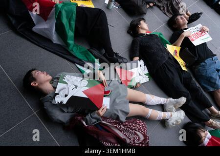 Seoul, Südkorea. Juni 2026. Demonstranten veranstalten während der Demonstration eine Aufführung vor dem Centre Pompidou Hanwha. Am Eröffnungstag des Centre Pompidou Hanwha wurde eine Protestaktion durchgeführt, um die Hanwha Group dafür zu verurteilen, dass sie militärische Verteidigungseinnahmen für die Finanzierung des Kunstmuseums mit militärischen Verteidigungseinnahmen für den Kampf gegen Palästina verwendet. Quelle: SOPA Images Limited/Alamy Live News Stockfoto