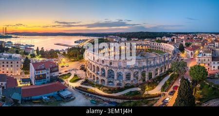 Pula, Kroatien historische Altstadt Stadtlandschaft zur goldenen Stunde. Stockfoto