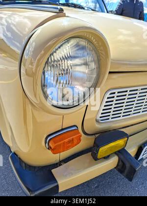 WORONESCH, Russland - 25. April 2026. Eine detaillierte Perspektive der vorderen Ecke eines Trabant zeigt den Scheinwerfer, den Kühlergrill und die gelbe Nebelleuchte auf der Bodenwelle Stockfoto