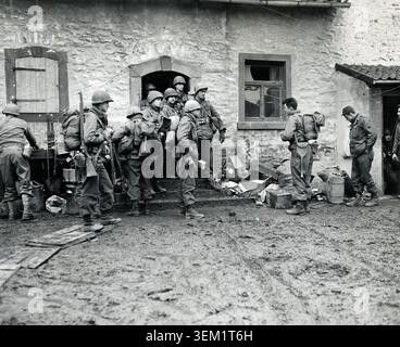 US-Infanteristen des 16. Regiments, 1. Division, U.S. First Army, treffen letzte Vorbereitungen und wurden informiert, bevor sie den Roer River, Schneidhausen, Nordrhein-Westfalen, Deutschland, US Army Signal Corps, 25. Februar 1945 überquerten Stockfoto