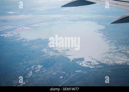 Luftaufnahme der Makgadikgadi-Pfannen bei Chobe mit Flugzeugflügel Stockfoto
