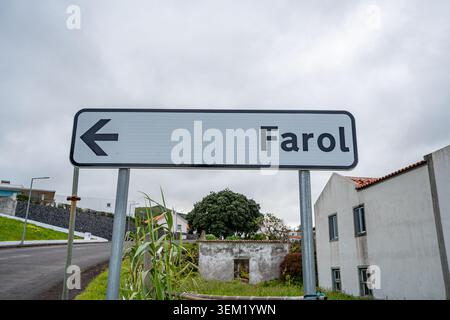 Verkehrsschild, das die Richtung einer Ampel anzeigt, geschrieben in Portugiesisch, Farol. Stockfoto