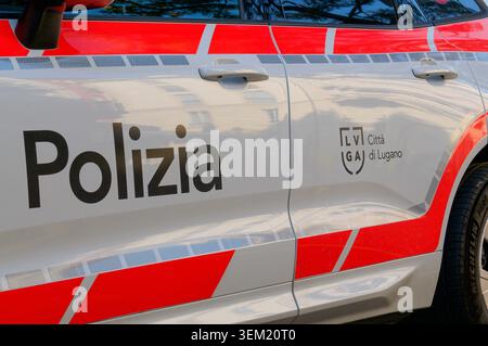 Lugano, Tessin, Schweiz - 24. Mai 2026: Nahaufnahme eines Patrouillenfahrzeugs der Polizia Comunale. Firmenschriftzug und offizielles LVGA-Wappen Stockfoto