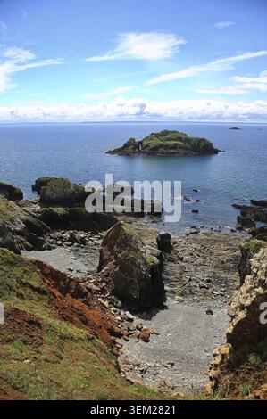 Das Foto zeigt die malerische Gezeiteninsel Arch Ile de l'Aber in der Bucht von Douarnenez an der Atlantikküste der Bretagne. Die felsige Insel bedeckt Stockfoto