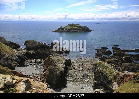 Das Foto zeigt die malerische Gezeiteninsel Arch Ile de l'Aber in der Bucht von Douarnenez an der Atlantikküste der Bretagne. Die felsige Insel bedeckt Stockfoto