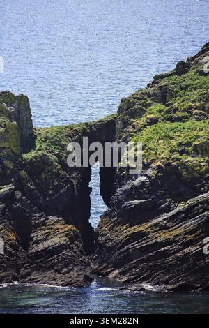 Das Foto zeigt die malerische Gezeiteninsel Arch Ile de l'Aber in der Bucht von Douarnenez an der Atlantikküste der Bretagne. Die felsige Insel bedeckt Stockfoto