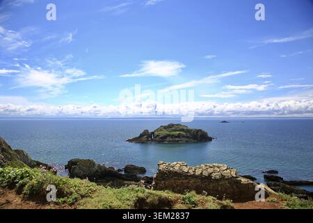 Das Foto zeigt die malerische Gezeiteninsel Arch Ile de l'Aber in der Bucht von Douarnenez an der Atlantikküste der Bretagne. Die felsige Insel bedeckt Stockfoto