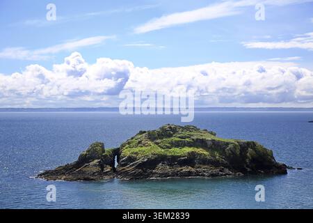 Das Foto zeigt eine detaillierte Nahaufnahme der Ile de l'Aber in der Bucht von Douarnenez. Die felsige, intensiv grüne Gezeiteninsel besticht durch ihre unverwechselbare Natur Stockfoto