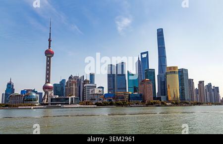 Großer Panoramablick auf die Skyline von Pudong einschließlich Oriental Pearl Tower und Shanghai Tower vom Bund, Shanghai, China Stockfoto