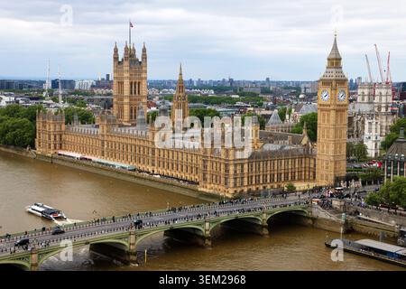 Luftaufnahme der Houses of Parliament, Westminster Bridge und der Themse in London, England Stockfoto
