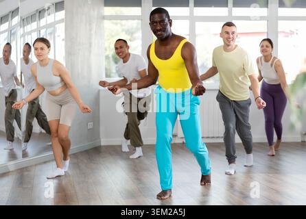 Afroamerikaner mittleren Alters, der Hip-Hop-Tanz in der Trainingshalle praktiziert Stockfoto