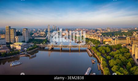 Panoramablick auf die Skyline von London, England, mit Southbank und Embankment, Westminster Palace zurück zu Nine Elms während Sommersonnenaufgang Stockfoto