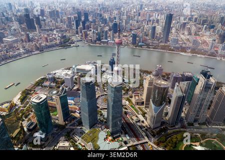 Luftaufnahme des Finanzviertels Lujiazui und der Huangpu-Flussbiegung mit dem Oriental Pearl Tower, Shanghai, China Stockfoto