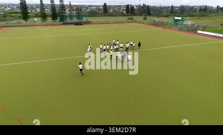 Luftaufnahme eines Hockey-Trainings auf einem Astro-Turf in kuGompo, Eastern Cape, Südafrika Stockfoto