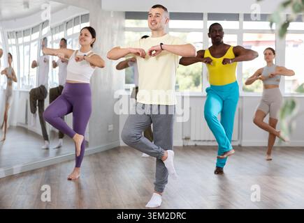 Junger Mann, der Aerobic-Tanz in der Trainingshalle übt Stockfoto