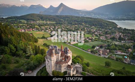 Menthon-Saint-Bernard, Frankreich - 09. Juli 2023: Aus der Vogelperspektive des historischen Chateau de Menthon-Saint-Bernard mit Blick auf das Dorf und den See Annecy Wit Stockfoto