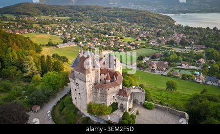 Menthon-Saint-Bernard, Frankreich - 09. Juli 2023: Aus der Vogelperspektive des historischen Chateau de Menthon-Saint-Bernard mit Steintürmen mit Blick auf den See Annecy Stockfoto