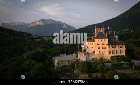 Menthon-Saint-Bernard, Frankreich - 09. Juli 2023: Aus der Vogelperspektive des Chateau de Menthon-Saint-Bernard eingebettet zwischen üppig grünen Hügeln und dichten Wäldern mit Th Stockfoto