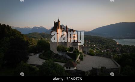 Menthon-Saint-Bernard, Frankreich - 09. Juli 2023: Aus der Vogelperspektive des Chateau de Menthon-Saint-Bernard mit seinen Steintürmen mit Blick auf den See Annecy und den Su Stockfoto