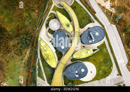 Bobadela, Portugal - 24. Oktober 2025: Aus der Vogelperspektive auf das Museu do Azeite mit einzigartigen blattförmigen und ovalen Architekturstrukturen mit gelbem an Stockfoto