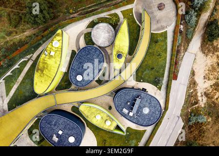 Bobadela, Portugal - 24. Oktober 2025: Aus der Vogelperspektive des Museu do Azeite mit einzigartigen ovalen und blattförmigen architektonischen Strukturen mit gelbem an Stockfoto