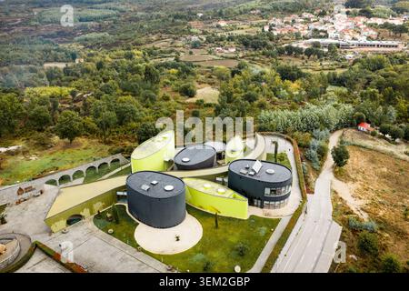 Bobadela, Portugal - 24. Oktober 2025: Aus der Vogelperspektive des Museu do Azeite mit moderner ovalförmiger Architektur mit grünen und schwarzen Fassaden Stockfoto