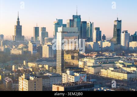 Warschau, Polen - 07. März 2026: Luftaufnahme der Skyline von Warschau mit dem Palast der Kultur und Wissenschaft und modernen Wolkenkratzern unter klarem Himmel Stockfoto
