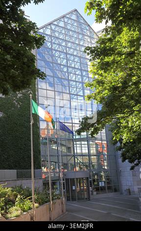 Stadtverwaltungsbüros des Dublin City Council am Wood Quay in Dublin 8, Irland, im Sommer durch Bäume gesehen. Stockfoto