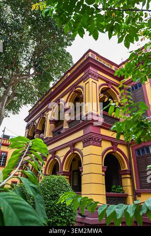 Wunderschönes historisches Gebäude der Jao Tsung I Academy aus dem Jahr 1921 mit neoklassizistischer Fassade und Bögen an Sommertagen in Macau Reiseziel Stockfoto