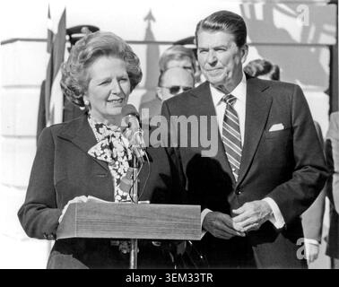 Premierministerin Margaret Thatcher von Großbritannien, links, gibt eine Erklärung nach ihrem zweistündigen Treffen ab, während US-Präsident Ronald Reagan, rechts, am Mittwoch, den 20. Februar 1985, vor dem diplomatischen Eingang des Weißen Hauses in Washington, D.C. zuhört. Mrs. Thatcher war für zwei Tage in Washington, um mit hohen Beamten der Verwaltung zu sprechen. Thatcher starb am 8. April 2013 um 87 Uhr an einem Schlaganfall. Foto: Arnie Sachs/CNP/AdMedia Stockfoto