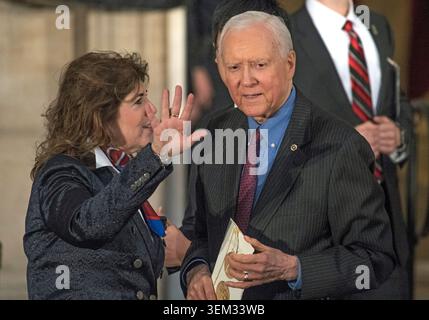 US-Senatorin Orrin Hatch (Republikanerin von Utah) spricht mit einer unbekannten Person, während sie am Mittwoch, den 17. Januar 2017, in der Rotunde des US-Kapitols auf die Ankunft von US-Präsident Donald J. Trump wartet. Der Kongress vergab Goldmedaillen als höchsten Ausdruck der nationalen Wertschätzung für herausragende Leistungen und Beiträge. Dole diente von 1961 bis 1996 im Kongress, war von 1985 bis 1996 Vorsitzender der GOP im Senat und 1996 Kandidat der Republikanischen Partei für das Amt des Präsidenten Stockfoto
