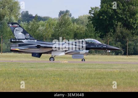 Während einer Flugschau steigt ein belgischer Luftwaffe General Dynamics F-16AM Fighting Falcon (Kennzeichen FA-57) zum D-Day in den Himmel Stockfoto